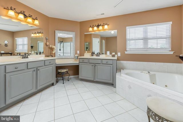 301 LONG MEADOW DR, Mullica Hill, NJ 08062