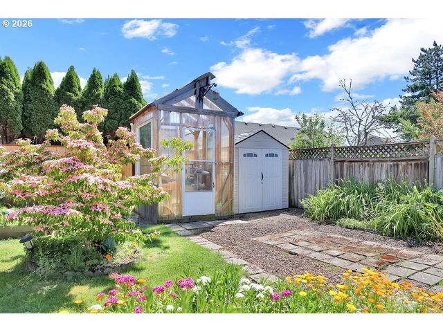5930 ST HELENA St, Eugene, OR 97402