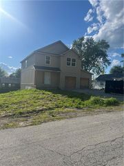 303 22nd Street Terrace, Blue Springs, MO 64015