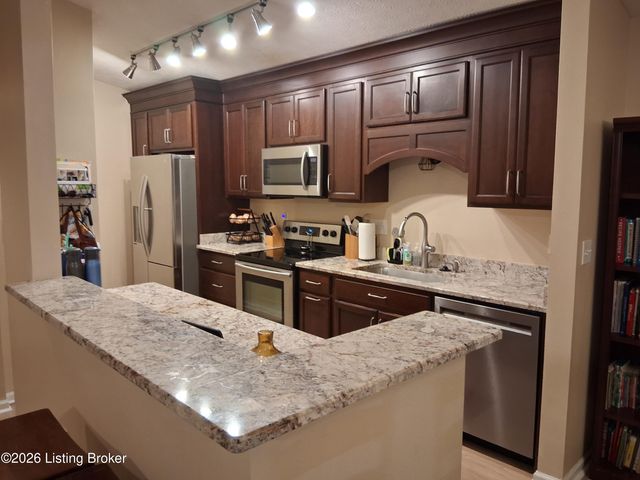 10300 Southern Meadows Dr, Louisville, KY 40241