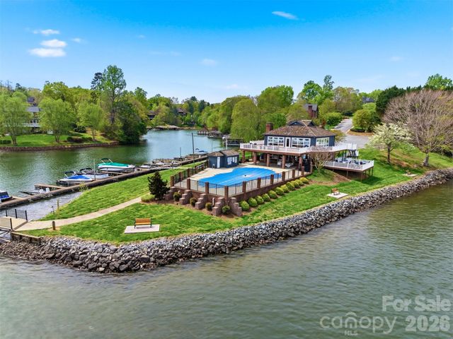 308 41st Avenue Place NW, Hickory, NC 28601