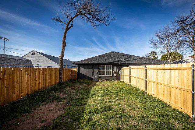 1214 NW Columbia Ave, Lawton, OK 73507
