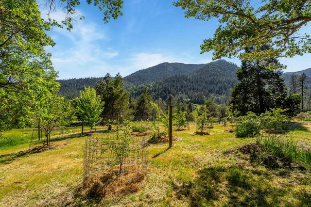 2583 E Evans Creek Road, Rogue River, OR 97537