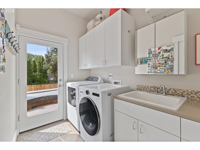 537 Se SPOKANE St, Portland, OR 97202