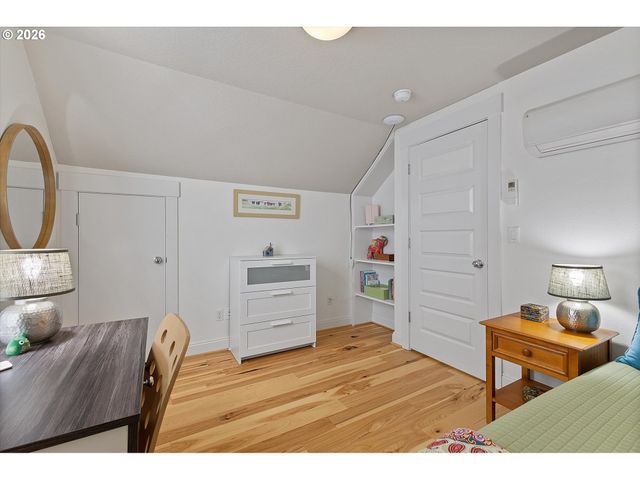 537 Se SPOKANE St, Portland, OR 97202