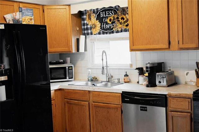 7601 Happy Hill Road, Kernersville, NC 27284