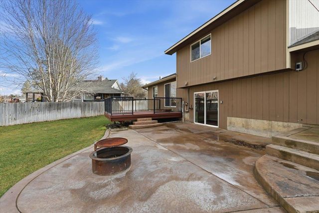 305 E Midway Rd, Colbert, WA 99005