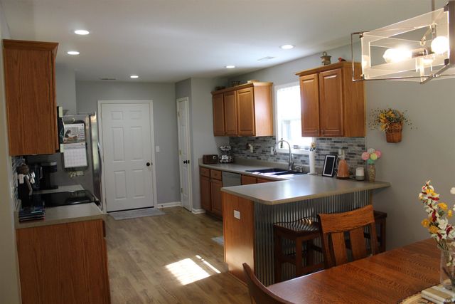 811 Thomas Dr, Angola, IN 46703