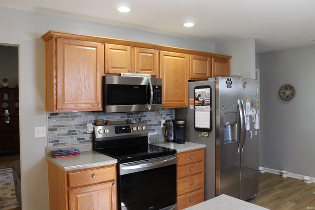 811 Thomas Dr, Angola, IN 46703