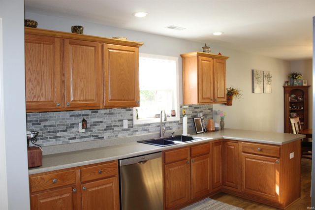 811 Thomas Dr, Angola, IN 46703