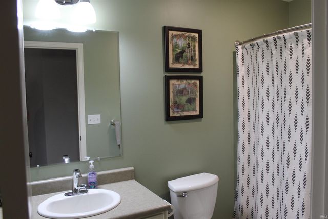 811 Thomas Dr, Angola, IN 46703