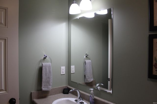 811 Thomas Dr, Angola, IN 46703