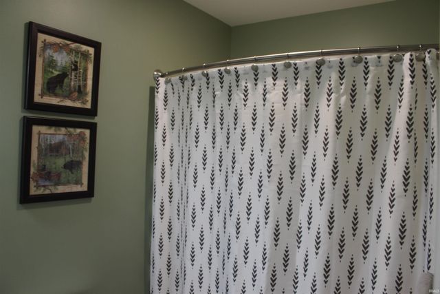 811 Thomas Dr, Angola, IN 46703