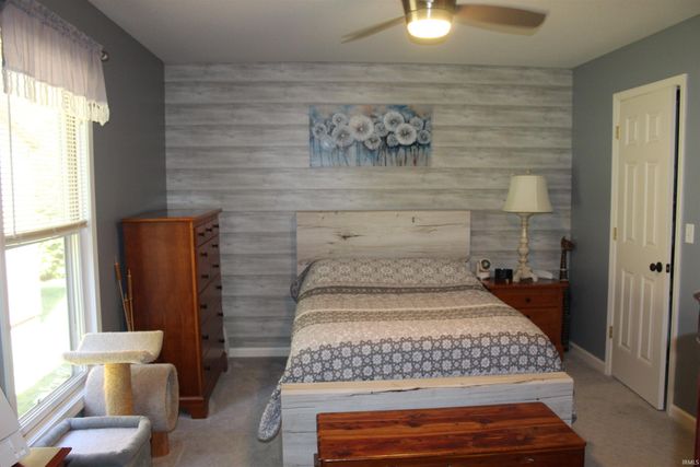 811 Thomas Dr, Angola, IN 46703