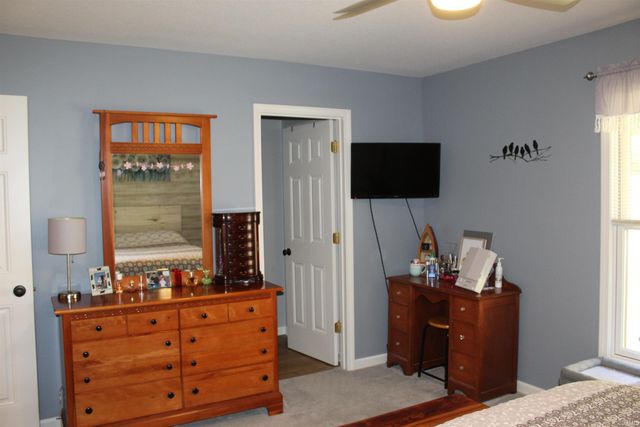 811 Thomas Dr, Angola, IN 46703