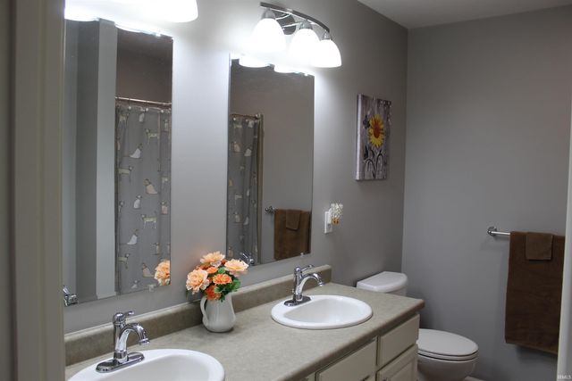 811 Thomas Dr, Angola, IN 46703