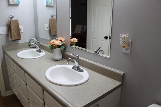 811 Thomas Dr, Angola, IN 46703