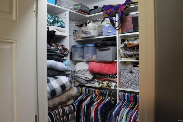 811 Thomas Dr, Angola, IN 46703