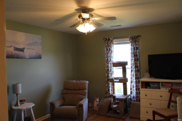 811 Thomas Dr, Angola, IN 46703