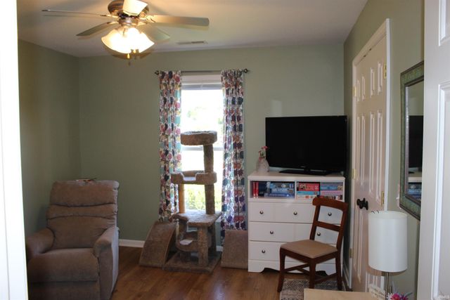 811 Thomas Dr, Angola, IN 46703