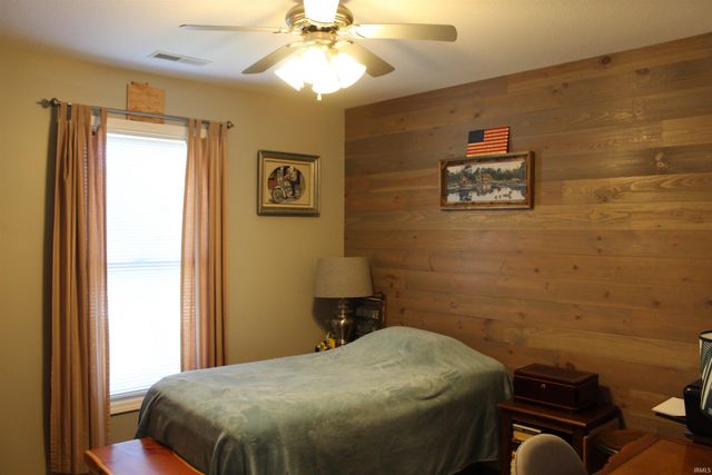 811 Thomas Dr, Angola, IN 46703