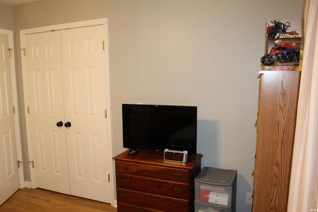 811 Thomas Dr, Angola, IN 46703