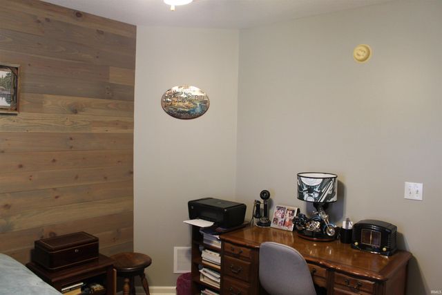 811 Thomas Dr, Angola, IN 46703