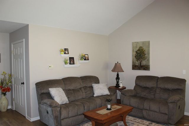 811 Thomas Dr, Angola, IN 46703