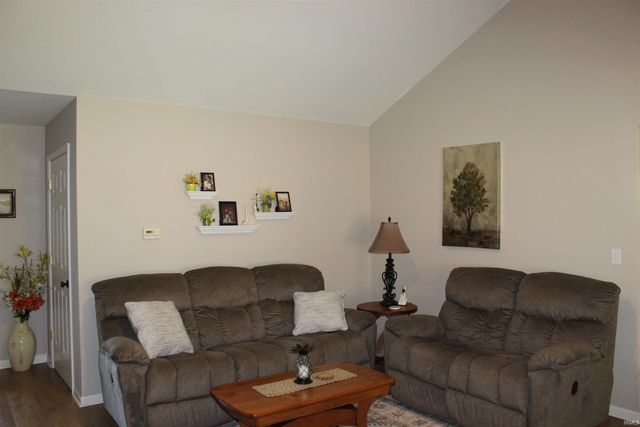 811 Thomas Dr, Angola, IN 46703