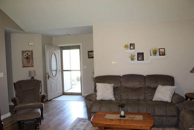 811 Thomas Dr, Angola, IN 46703