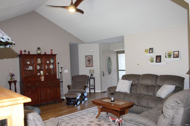 811 Thomas Dr, Angola, IN 46703