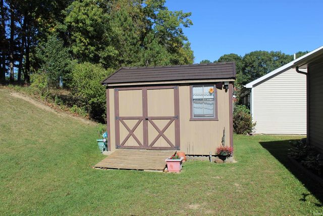 811 Thomas Dr, Angola, IN 46703