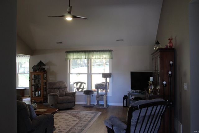 811 Thomas Dr, Angola, IN 46703