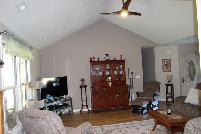 811 Thomas Dr, Angola, IN 46703