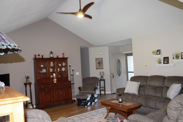 811 Thomas Dr, Angola, IN 46703