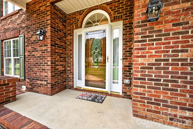 220 35th Avenue NE, Hickory, NC 28601