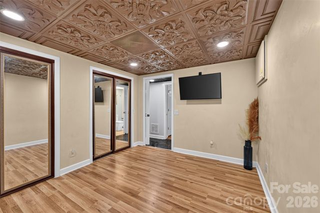 220 35th Avenue NE, Hickory, NC 28601