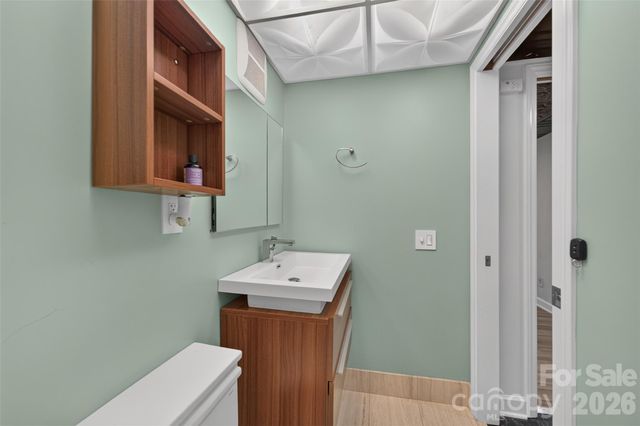 220 35th Avenue NE, Hickory, NC 28601