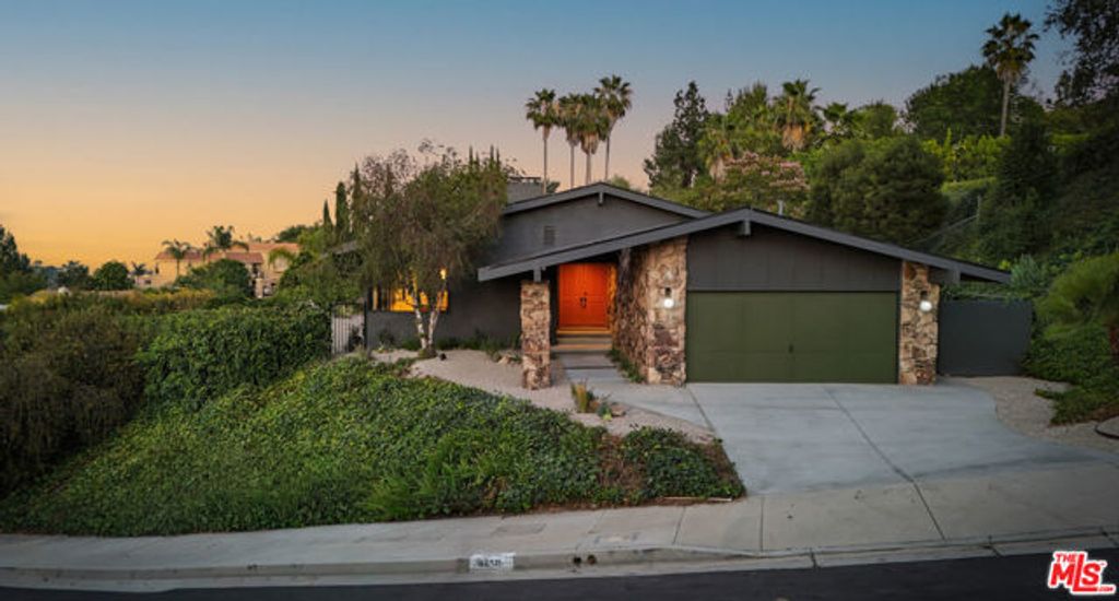4650 Ellenita Avenue, Tarzana (los Angeles), CA 91356