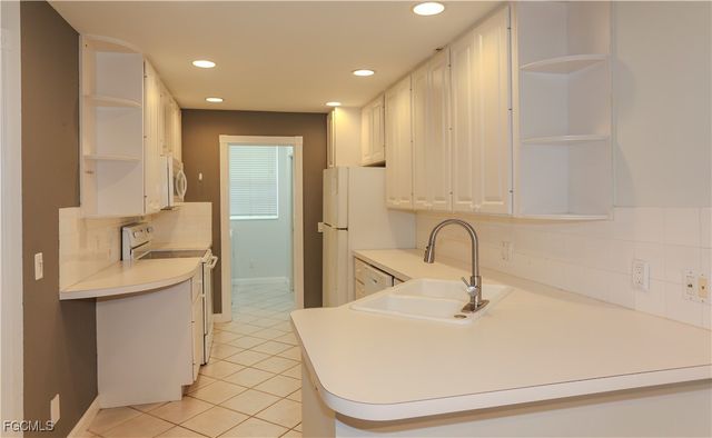 5823 Cove CIR 8, Naples, FL 34119