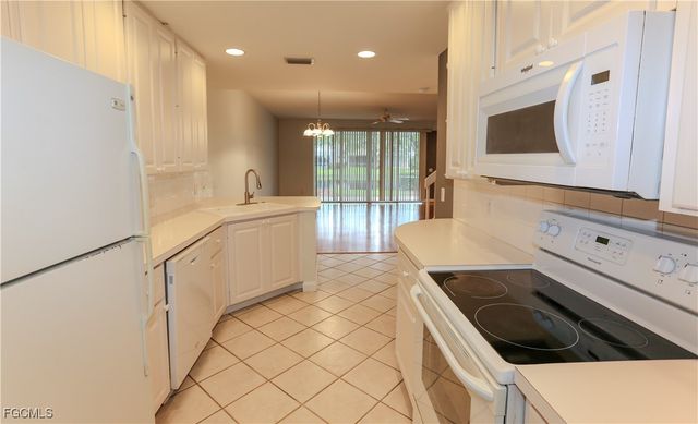 5823 Cove CIR 8, Naples, FL 34119