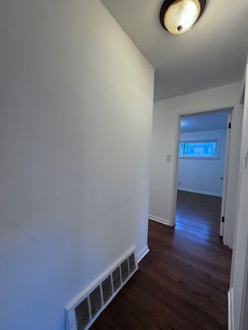 9132 S California Avenue, Evergreen Park, IL 60805