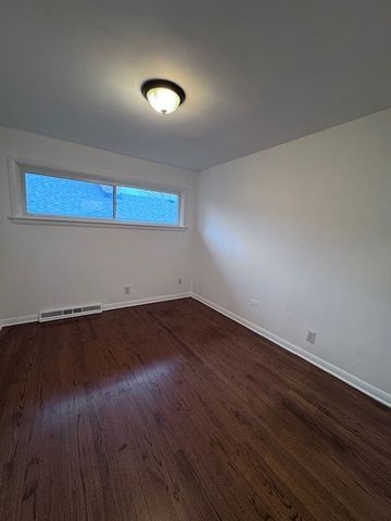 9132 S California Avenue, Evergreen Park, IL 60805