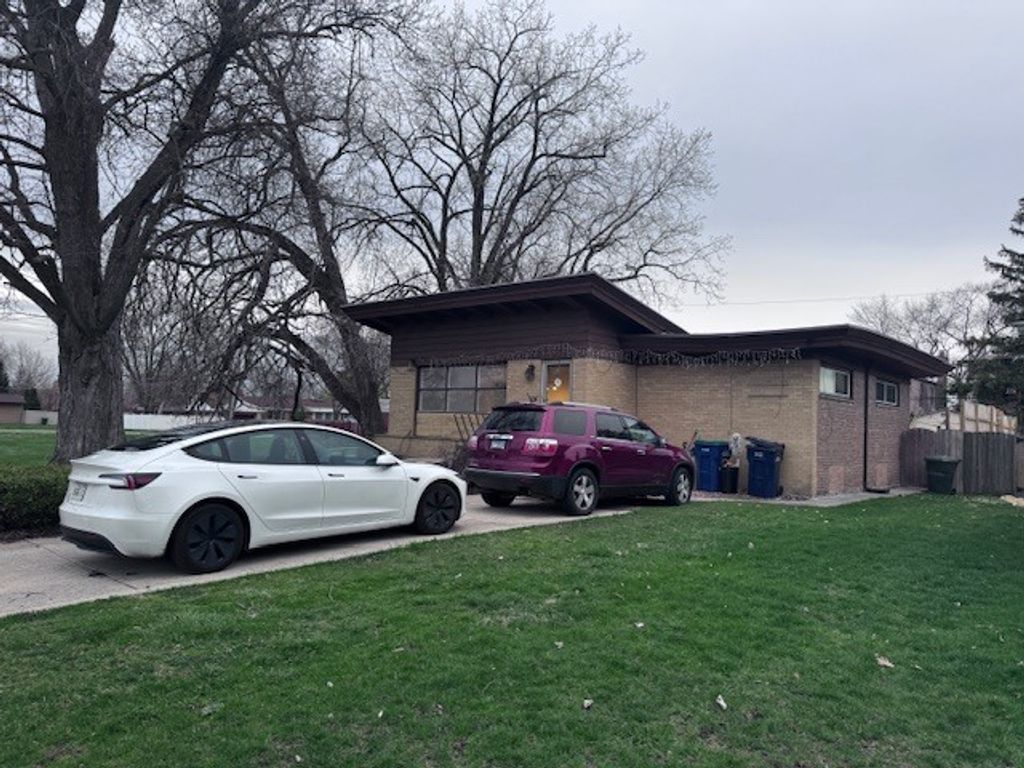 9132 S California Avenue, Evergreen Park, IL 60805