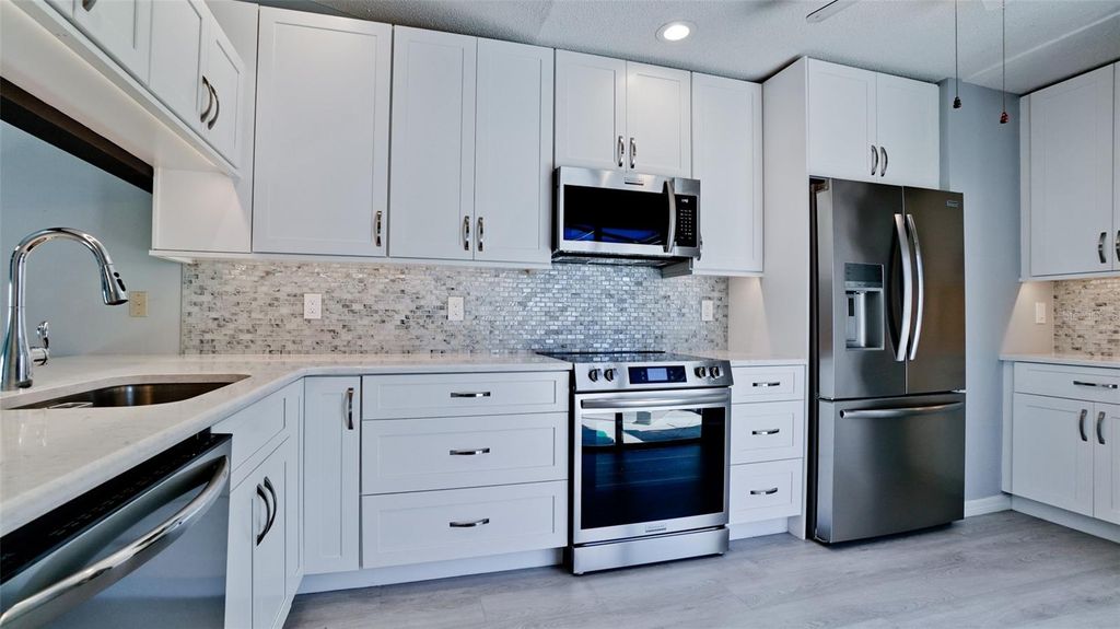 Image 16 of property listing at 506 WOODSTORK CIRCLE, Bradenton, FL 34209