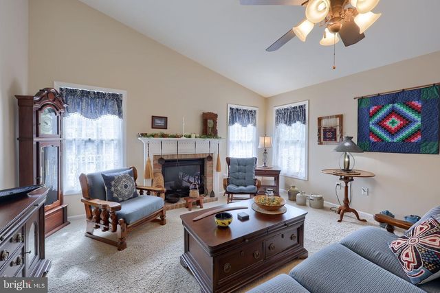 1042 CAMBRIDGE DR, Manheim, PA 17545