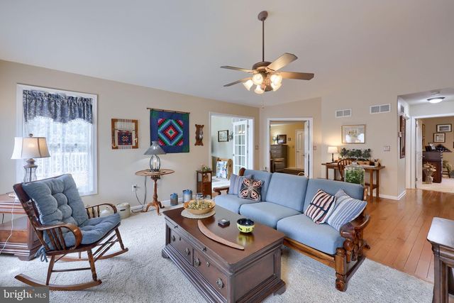 1042 CAMBRIDGE DR, Manheim, PA 17545