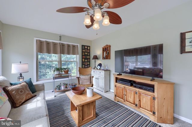 1042 CAMBRIDGE DR, Manheim, PA 17545