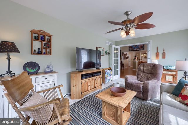 1042 CAMBRIDGE DR, Manheim, PA 17545