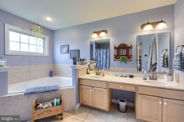 1042 CAMBRIDGE DR, Manheim, PA 17545